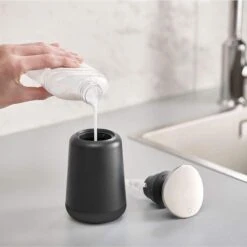 Wonix® - Zeepdispenser - Zeeppompje - Duw Met Pols - 300ml - Zwart 10 Wonix® - Zeepdispenser - Zeeppompje - Duw Met Pols - 300ml - Zwart -Badkamer Kast Winkel 1200x1198 31