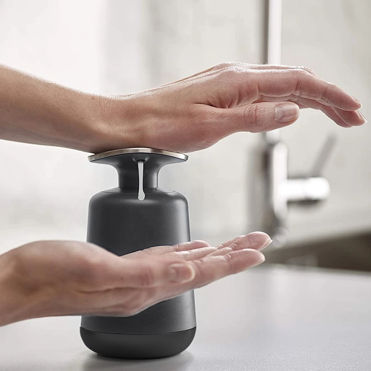 Wonix® - Zeepdispenser - Zeeppompje - Duw Met Pols - 300ml - Zwart 7 Wonix® - Zeepdispenser - Zeeppompje - Duw Met Pols - 300ml - Zwart - Afbeelding 7