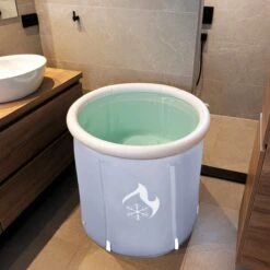 Zitbad Voor Volwassenen - Bath Bucket - Ijsbad - Ice Bath - Inklapbaar Bad - Wim Hof Methode - Opblaasbaarbad - Inclusief Voetpomp - Inclusief Ingebouwd Zitkussen - Grijs 17 Zitbad Voor Volwassenen - Bath Bucket - Ijsbad - Ice Bath - Inklapbaar Bad - Wim Hof Methode - Opblaasbaarbad - Inclusief Voetpomp - Inclusief Ingebouwd Zitkussen - Grijs -Badkamer Kast Winkel 1200x1200 3892