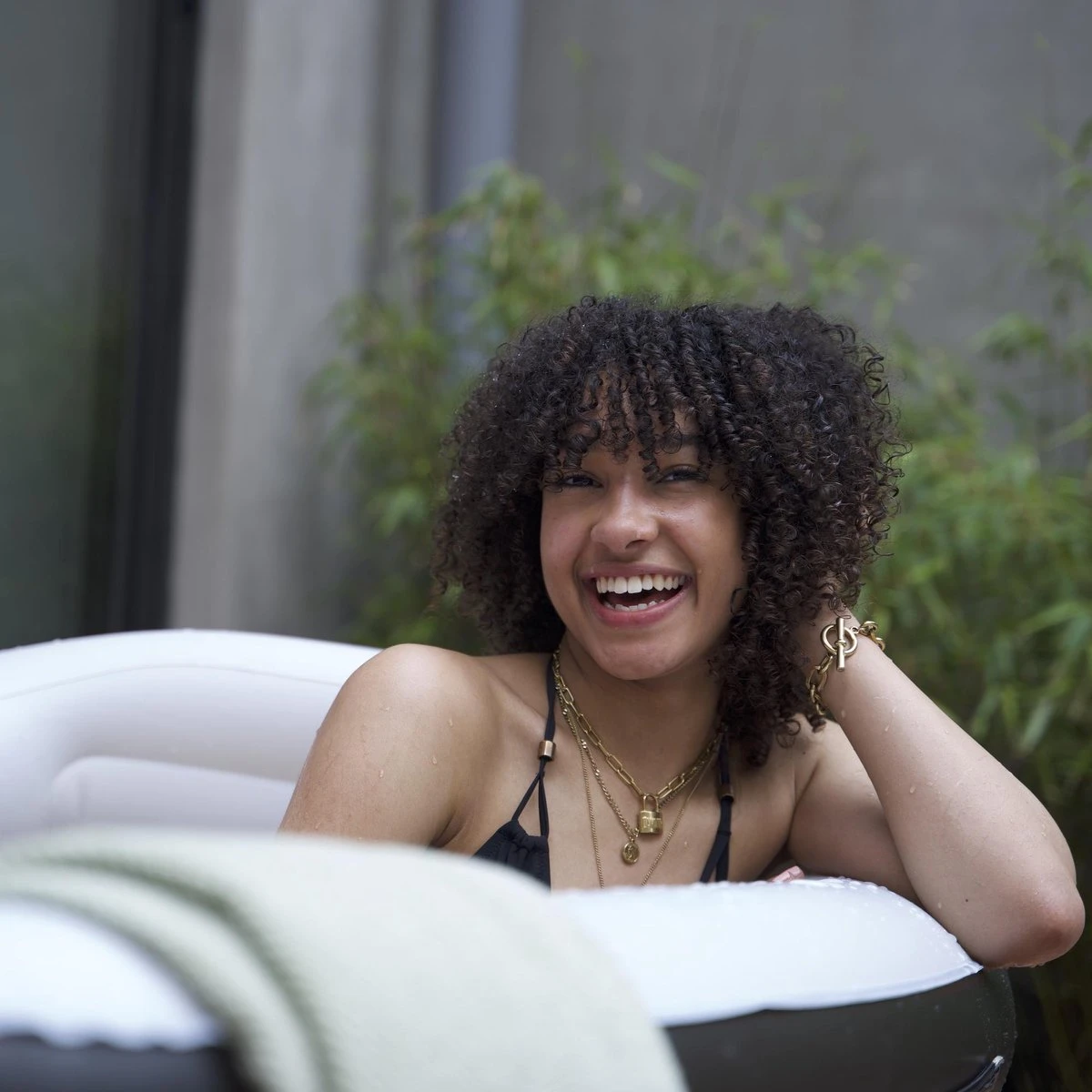 Tubble® Tubble® Royale Opblaasbaar Ligbad - Onyx Black – Voor Volwassenen Tot 188cm - Opbouwbaar - 255L - Inclusief Tubble Cleaner 4 Tubble® Tubble® Royale Opblaasbaar Ligbad - Onyx Black – Voor Volwassenen Tot 188cm - Opbouwbaar - 255L - Inclusief Tubble Cleaner - Afbeelding 4