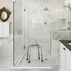 Sanicraft® Douchekruk - In Hoogte Verstelbaar - Douchekrukje - Roestvrij - 150kg Draagkracht - Comfortabel Zitkussen - Inclusief Douchekophouder, Handgrepen, Anti Slip Poten 10 Sanicraft® Douchekruk - In Hoogte Verstelbaar - Douchekrukje - Roestvrij - 150kg Draagkracht - Comfortabel Zitkussen - Inclusief Douchekophouder, Handgrepen, Anti Slip Poten -Badkamer Kast Winkel 1200x1200 4091