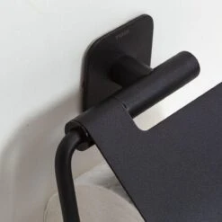 Tiger Colar - Toiletrolhouder Met Klep - Zwart -Badkamer Kast Winkel 1200x1200 745