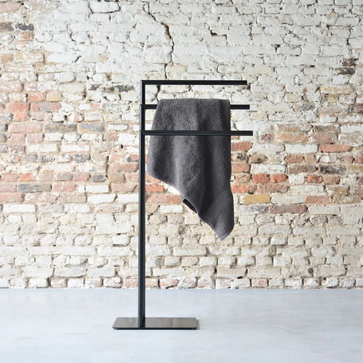 Sealskin Tube - Handdoekrek 3-armig Vrijstaand - Zwart 5 Sealskin Tube - Handdoekrek 3-armig Vrijstaand - Zwart - Afbeelding 5