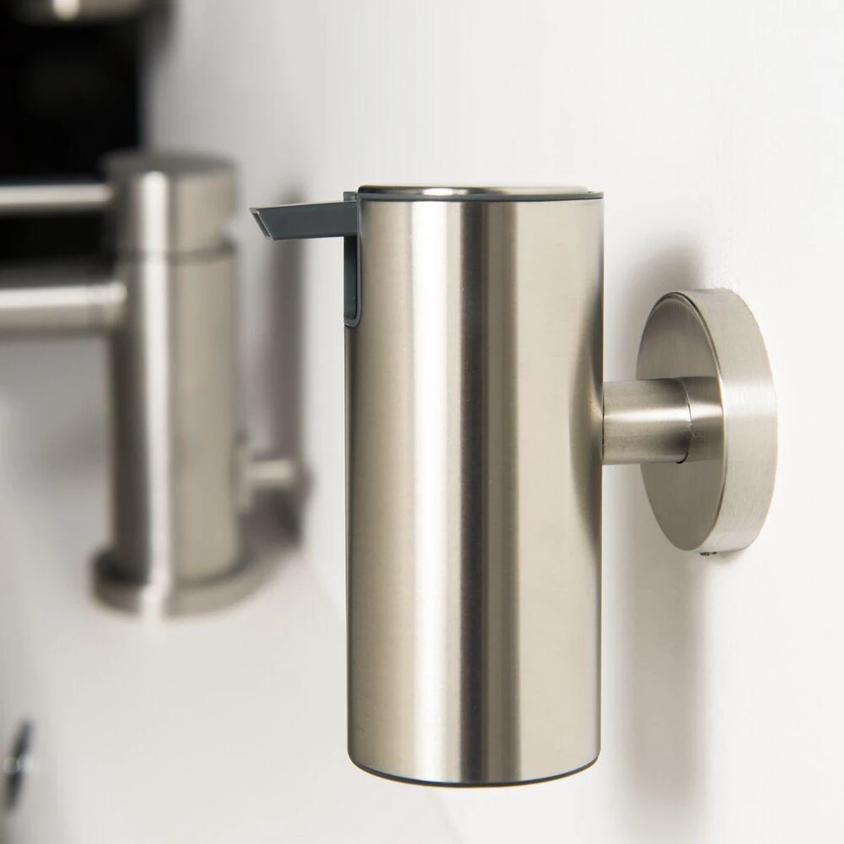 Tiger Boston Zeepdispenser 75 Ml - RVS Geborsteld 3 Tiger Boston Zeepdispenser 75 Ml - RVS Geborsteld - Afbeelding 3