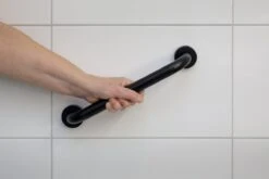 Highport Handgreep Zwart Voor Bad Of Douche - Sterke Metalen Wandgreep -Wandbeugel 30,5 Cm - Zwarte Aluminium Handgreep - Wandgreep Voor Badkamer - Douche - Toilet - Toiletbeugel - Badgreep - Douchegreep - Inclusief Ophangmateriaal -Badkamer Kast Winkel 1200x800 127