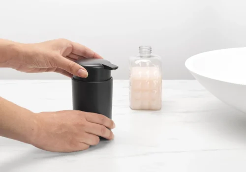 Brabantia ReNew Zeepdispenser - 250 Ml - Dark Grey 13 Brabantia ReNew Zeepdispenser - 250 Ml - Dark Grey -Badkamer Kast Winkel 1200x841 1