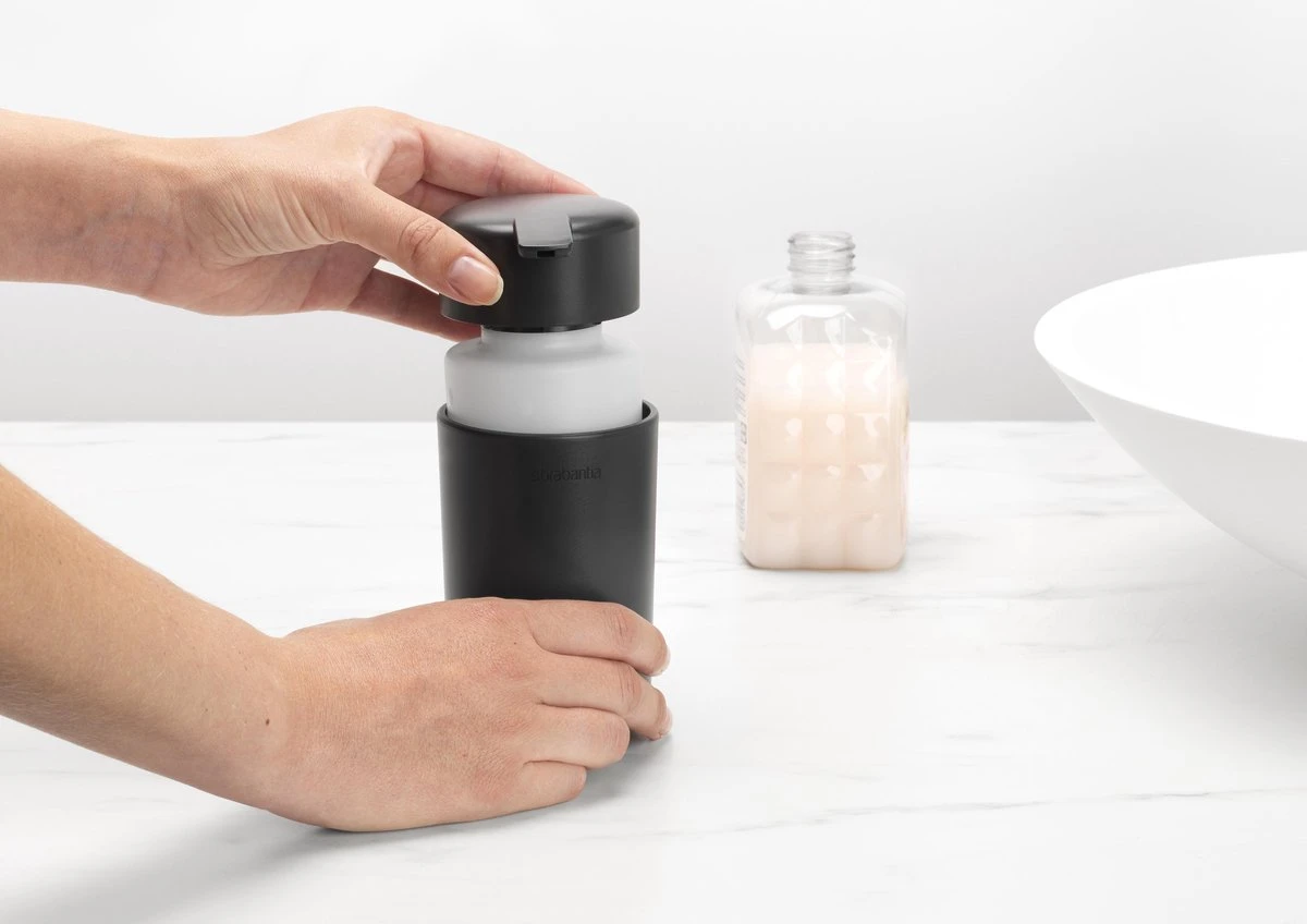 Brabantia ReNew Zeepdispenser - 250 Ml - Dark Grey 4 Brabantia ReNew Zeepdispenser - 250 Ml - Dark Grey - Afbeelding 4