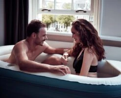 Tubble® Royale Opblaasbaar Ligbad - Blue Lagoon – Opvouwbaar Bad Voor Volwassenen Tot 188cm - IJsbad Wim Hof Methode - Zitbad - 255L 11 Tubble® Royale Opblaasbaar Ligbad - Blue Lagoon – Opvouwbaar Bad Voor Volwassenen Tot 188cm - IJsbad Wim Hof Methode - Zitbad - 255L -Badkamer Kast Winkel 1200x972 2