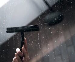 Douchewisser Zwart Met Ophangsysteem- Badkamer Accessoires- Raamwisser- Trekker Douche- Silicone- 21cm X 16cm -Badkamer Kast Winkel 1200x987