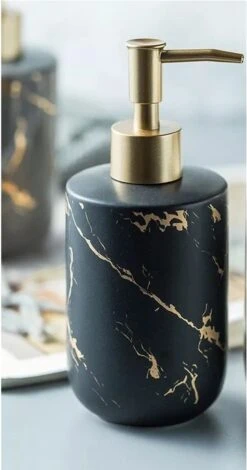 SIEPS Zeepdispenser - Zeeppompje Zwart & Goud - Vrijstaand 400 ML Zeephouder - Keramiek -Badkamer Kast Winkel 631x1200