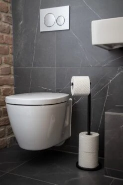 WENKO Toiletrolhouder 2-in-1 Zwart - Reserverolhouder - WC Rolhouder -Badkamer Kast Winkel 799x1200