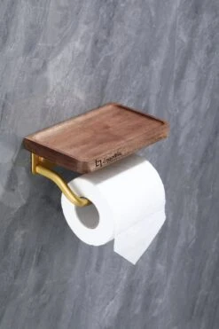 Lopoleis WC Rolhouder – Luxe Toiletrolhouder Walnoothout – Goud – Zelfklevend – WC Rolhouder Zonder Boren – Toiletrolhouder Met Plankje – WC Rolhouder Goud – Badkamer Accessoires -Badkamer Kast Winkel 800x1200 15