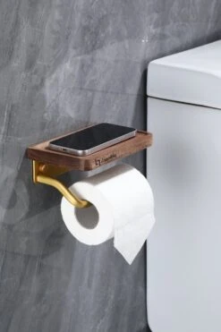 Lopoleis WC Rolhouder – Luxe Toiletrolhouder Walnoothout – Goud – Zelfklevend – WC Rolhouder Zonder Boren – Toiletrolhouder Met Plankje – WC Rolhouder Goud – Badkamer Accessoires -Badkamer Kast Winkel 800x1200 16