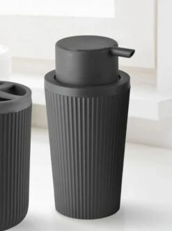 Badkamer Set - 5 Accessoires - Tandenborstelhouder - Zeepdispenser - WC Borstel - Zeepbakje - ZWART - Kayslus -Badkamer Kast Winkel 897x1200 1