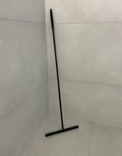 Vloerwisser - RVS - Vloertrekker Met Steel - Badkamer - Douchewisser Zwart - Douchetrekker -Badkamer Kast Winkel 938x1200