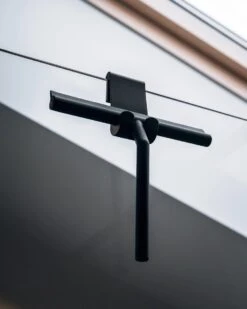 Douchewisser Zwart Met Ophangsysteem- Badkamer Accessoires- Raamwisser- Trekker Douche- Silicone- 21cm X 16cm -Badkamer Kast Winkel 959x1200